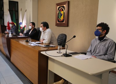 Mesa dos trabalhos (da direita para a esquerda): o representante da Associação dos Geógrafos Brasileiros (AGB), Marcos Amaral; o representante da Zona da Mata Mineração (ZMM), Roberto Emil; o Vereador Daniel Cabral (PCdoB) e o representante do Movimento Pela Soberania Popular na Mineração (MAM), Jean Carlos Martins.JPG