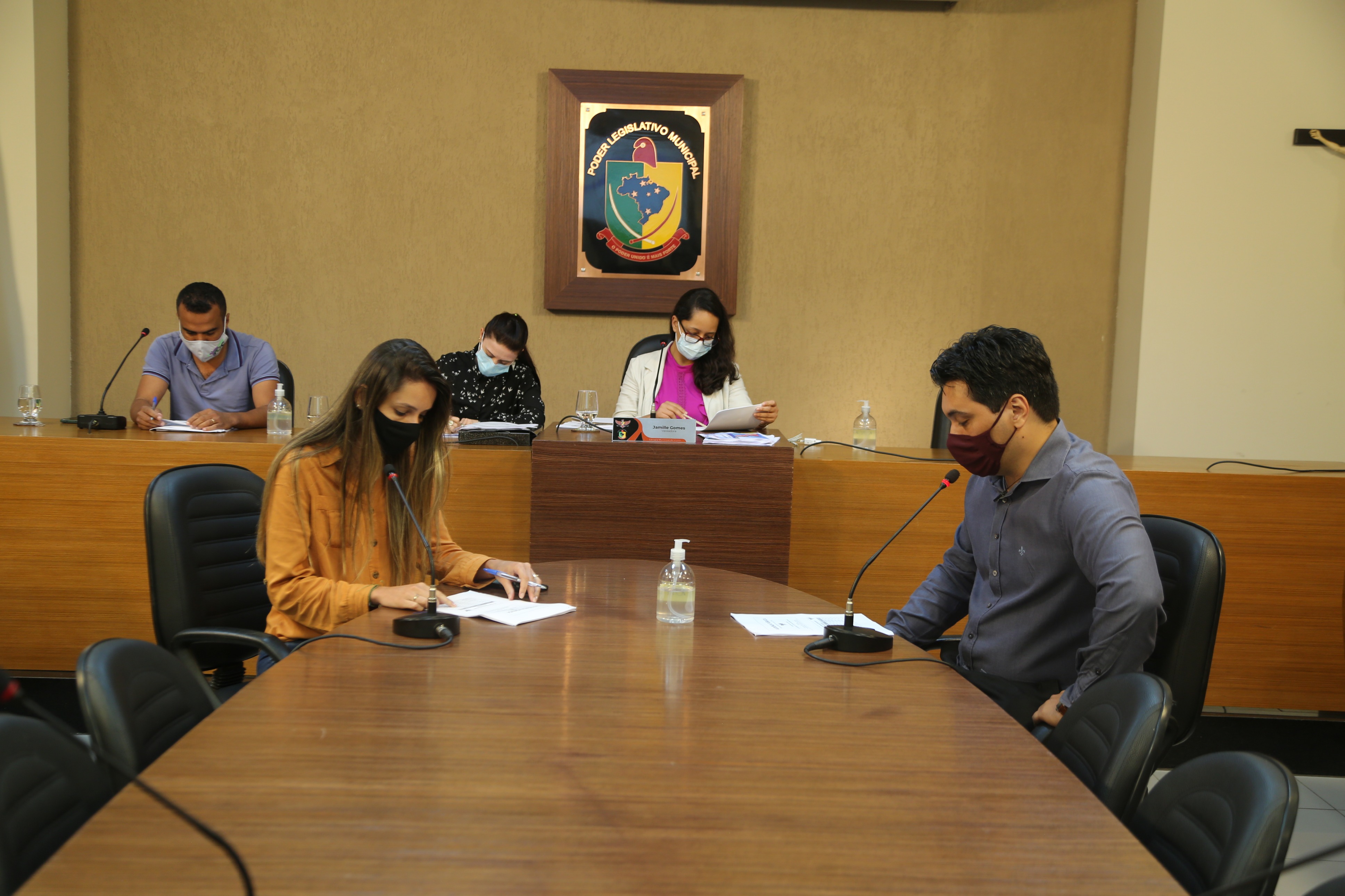 O Secretário Municipal de Finanças, Luís Costa, e a Chefe do Departamento de Orçamento, Josiane Bitencourt, prestaram contas em nome da Prefeitura Municipal de Viçosa (PMV)