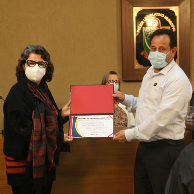 O Vereador Gilberto Brandão (Avante) entrega certificado à avaliadora, Joana D’arc Germano, professora do Departamento de Educação da Universidade Federal de Viçosa (UFV)