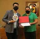 O Vereador Marco Cardoso (Marcão Paraíso) (PSDB) entrega o troféu e certificado ao 3ª colocado da premiação: professor Lucas Pimentel