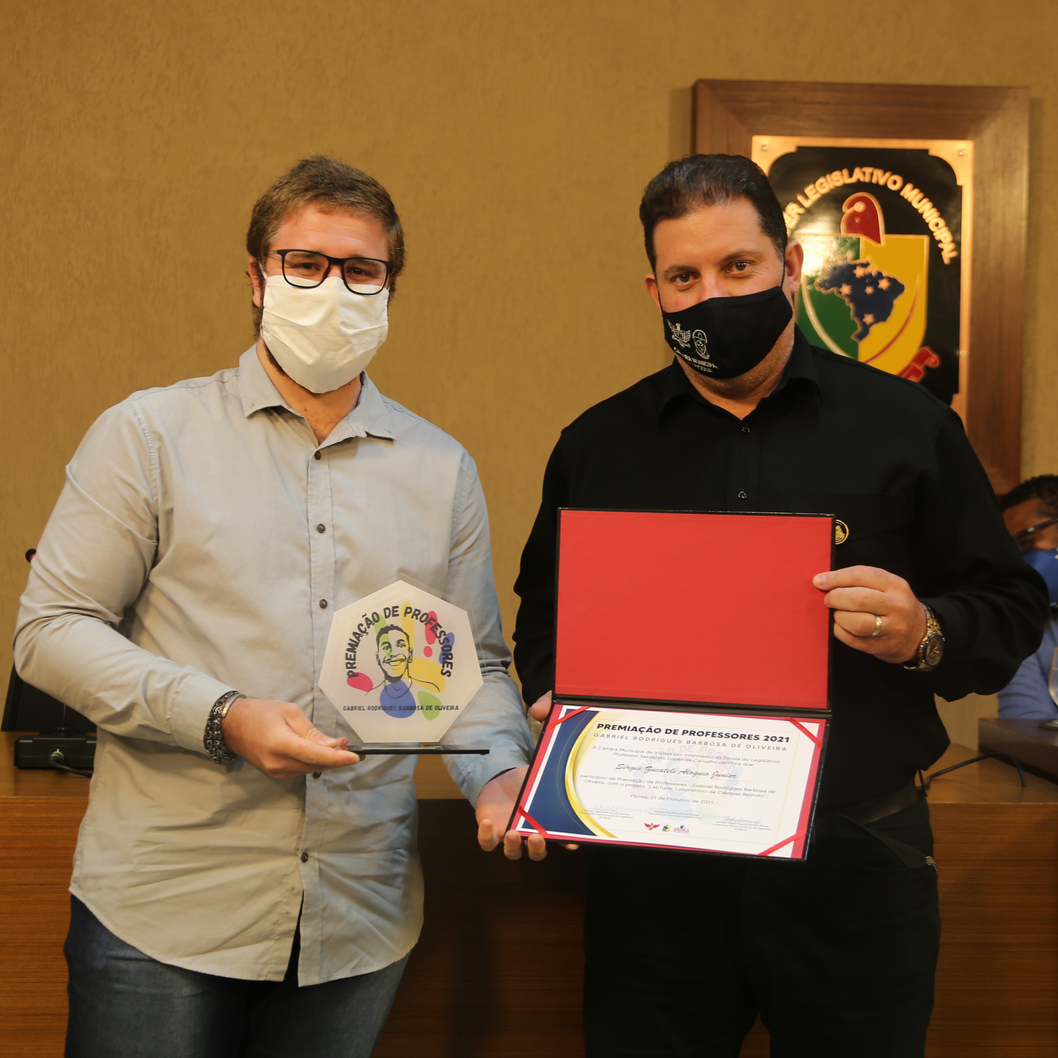 O Vereador Sérgio Marota (PSL) entrega o troféu e certificado ao 2ª colocado da premiação: Sergio Zucateli