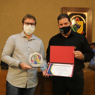 O Vereador Sérgio Marota (PSL) entrega o troféu e certificado ao 2ª colocado da premiação: Sergio Zucateli