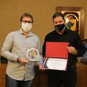 O Vereador Sérgio Marota (PSL) entrega o troféu e certificado ao 2ª colocado da premiação: Sergio Zucateli