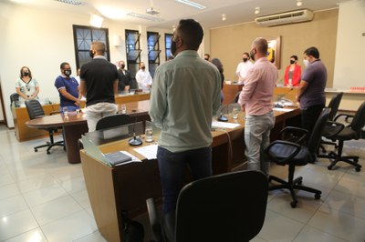 Minuto de Silêncio, por meio da Moção nº002/2021 de autoria do Presidente, o Vereador Edenilson Oliveira (PSD), em respeito ao falecimento de Vanderley Ezequiel Coelho, vítima da COVID-19. Senhor muito querido por familiares e amigos.