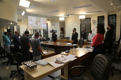 Minuto de Silêncio, solicitado pelo Presidente, o Vereador Edenilson Oliveira (PSD), em respeito ao falecimento de José Evangelista (avô do Vereador Marco Cardoso (Marcão Paraíso) (PSDB); Maria (avó da Erica, servidora da Casa Legislativa) e pela Nair (avó do ex porteiro da Câmara, Júlio).