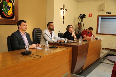 Mesa Diretora dos trabalhos composta (da esquerda para direita, na foto) por Dr. Glauco Rodrigues de Paula, Defensor Público da Comarca de Viçosa; Vereador Rogério Fontes, que solicitou e presidiu a sessão; Drª Liliane Kissila Avelar Lessa, Promotora de Justiça em Viçosa, na área da Infância e da Juventude; e Dionísio Márcio Irias de Souza, Secretário de Fazenda, representando o Executivo Municipal.