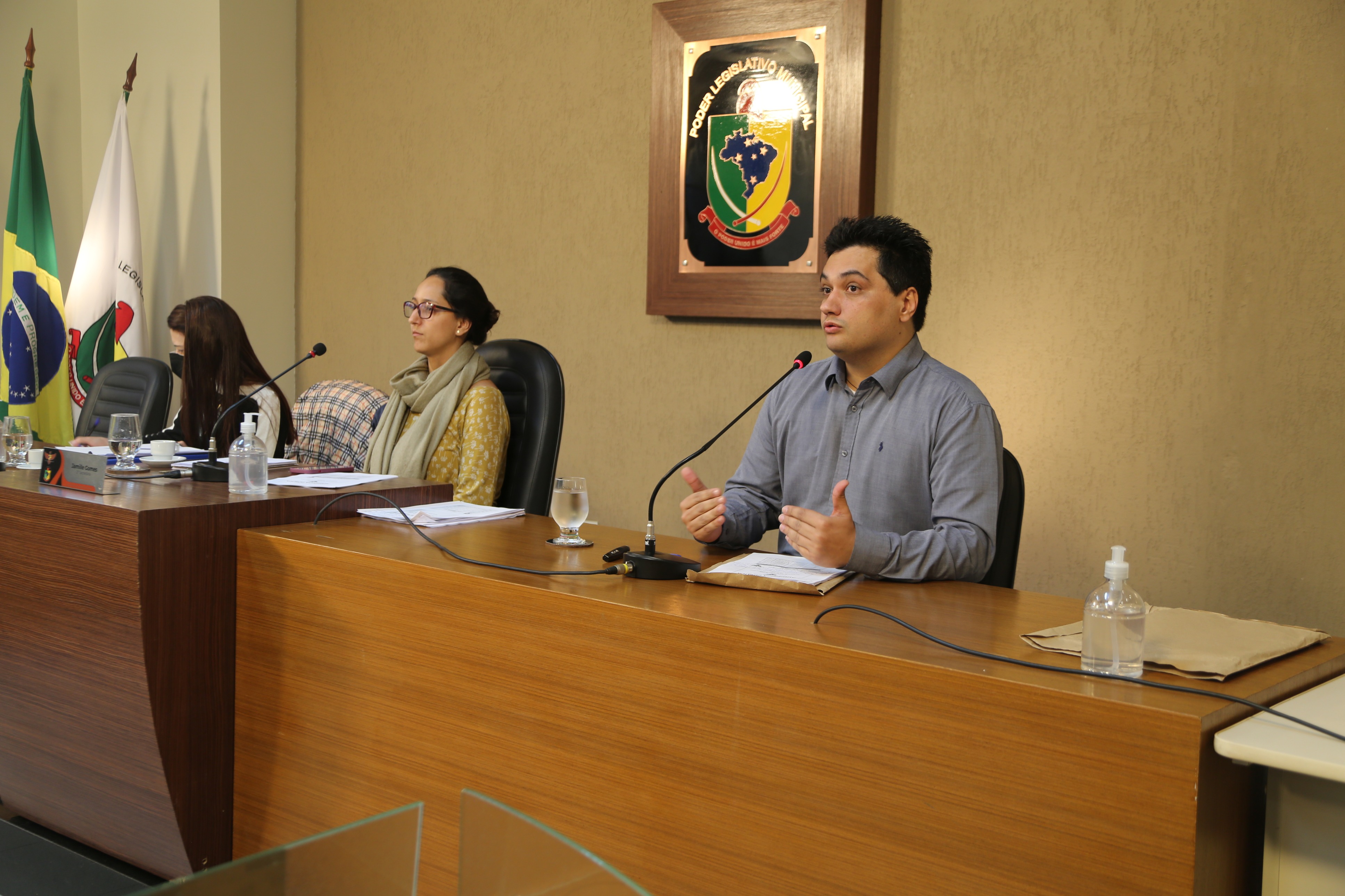 Poder Executivo, representado pelo Secretário Municipal de Finanças, Luís Costa. 