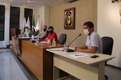 Mesa Diretora dos trabalhos com a participação do Convidado (da direita para esquerda): o professor titular da Universidade Federal de Viçosa e especialista em virologia, Francisco Murilo Zerbini; a Secretária, Vereadora Marly Januário (PSC); o Presidente da Casa, Vereador Edenilson Oliveira (PSD) e o Vice-Presidente, Vereador Rafael Magalhães (Rafael Filho do Zeca do Bar) (PSDB)