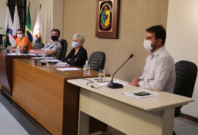 Mesa Diretora dos trabalhos com a participação do Convidado (da direita para esquerda): o Secretário Municipal de Agricultura - Geraldo Deusdedit Cardoso; a Secretária, Vereadora Marly Januário (PSC); o Presidente da Casa, Vereador Edenilson Oliveira (PSD) e o Vice-Presidente, Vereador Rafael Magalhães (Rafael Filho do Zeca do Bar) (PSDB)