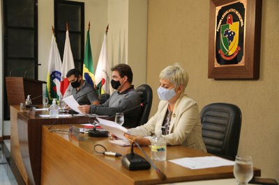 Mesa Diretora do biênio 2021/22 Ao centro, o Presidente da Casa Legislativa, Vereador Edenilson Oliveira (PSD), à esquerda o Vice-Presidente, Vereador Rafael Magalhães (Rafael Filho de Zeca do Bar) (PSDB), à direita a Secretária, Vereadora Marly Coelho (PSC)