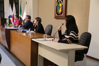 Mesa Diretora composta pelo Vice-Presidente, Vereador Rafael Cassimiro (PSDB), pelo Presidente, Vereador Edenilson Oliveira (PSD) e pela Vereadora Marly Coelho (PSC), Secretária da Mesa Diretora, junto da convidada Cristiane Magalhães - Coordenadora da Casa das Mulheres de Viçosa.
