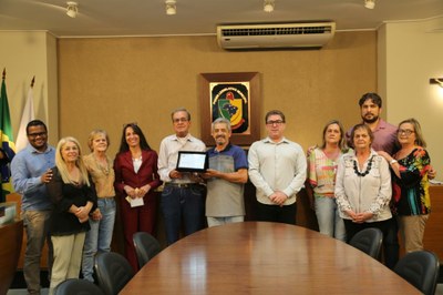 Entrega da Placa Aluvisa ao José Maria Salgado, junto de sua família.
