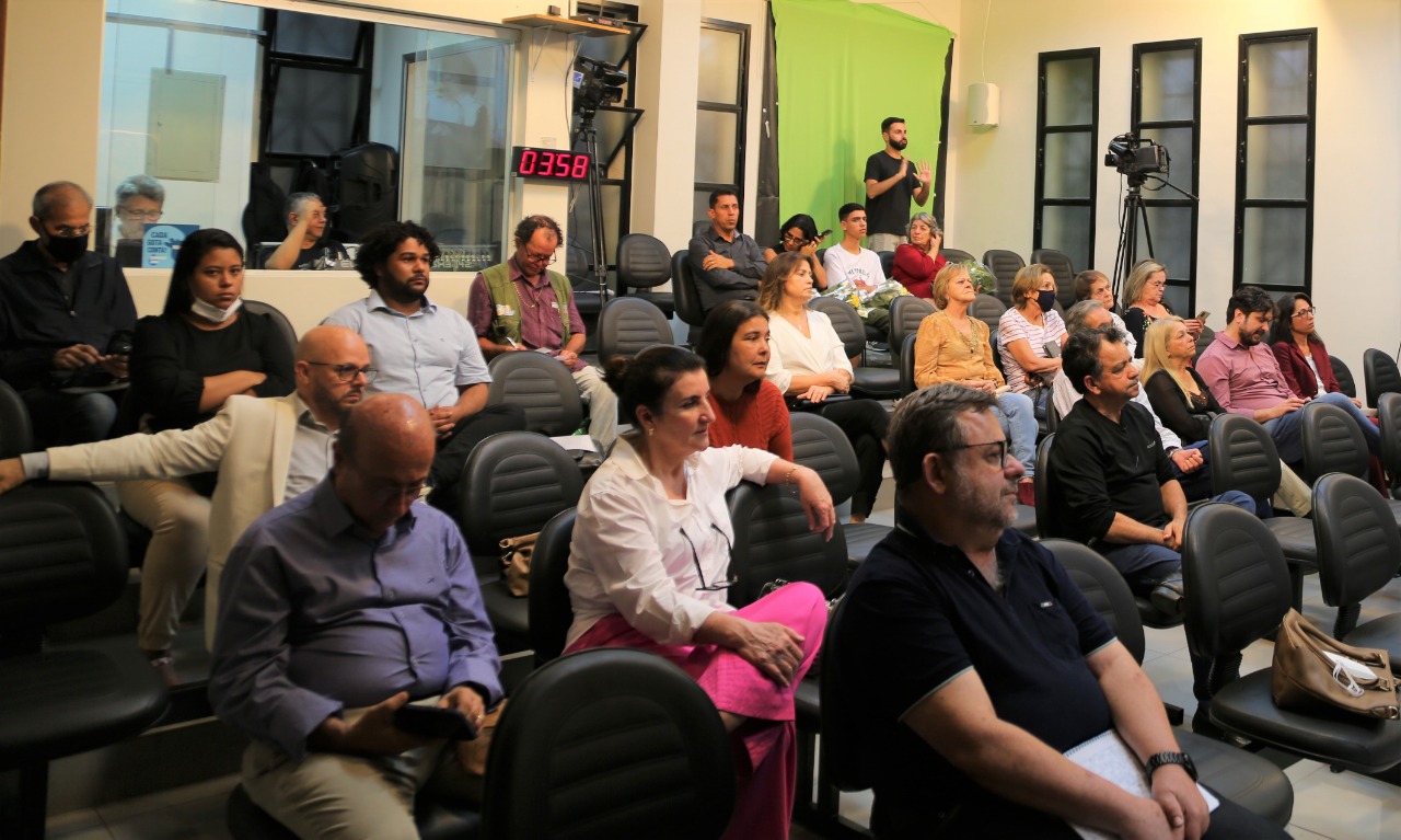 Plenário com o público presente.