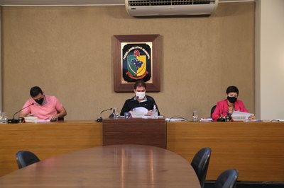 Mesa Diretora do biênio 2021/22 Ao centro, o Presidente da Casa Legislativa, Vereador Edenilson Oliveira (PSD), à esquerda o Vice-Presidente, Vereador Rafael Magalhães (Rafael Filho de Zeca do Bar) (PSDB), à direita a Secretária, Vereadora Marly Coelho (PSC)