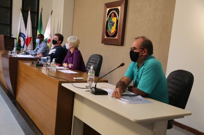 Mesa Diretora dos trabalhos com a participação do Convidado (da direita para esquerda): o ex-Vereador da Casa e atual Diretor Presidente do Serviço Autônomo de Água e Esgoto (SAAE), Marcos Nunes; a Secretária, Vereadora Marly Januário (PSC) e o Presidente da Casa, Vereador Edenilson Oliveira (PSD) 