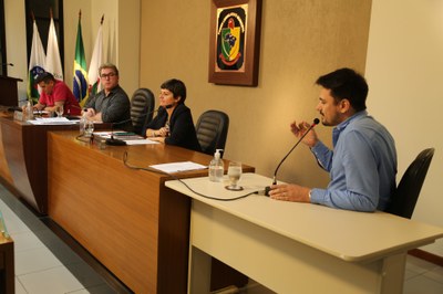 Mesa Diretora composta pelo Presidente, Vereador Edenilson Oliveira (PSD), Vice-Presidente Rafael Cassimiro (Filho do Zeca do Bar) (PSDB) e pela Vereadora Marly Coelho (PSC), Secretária da Mesa Diretora. Junto do convidado Rafael Machado, representante da empresa "Todos nós podemos fazer negócio".
