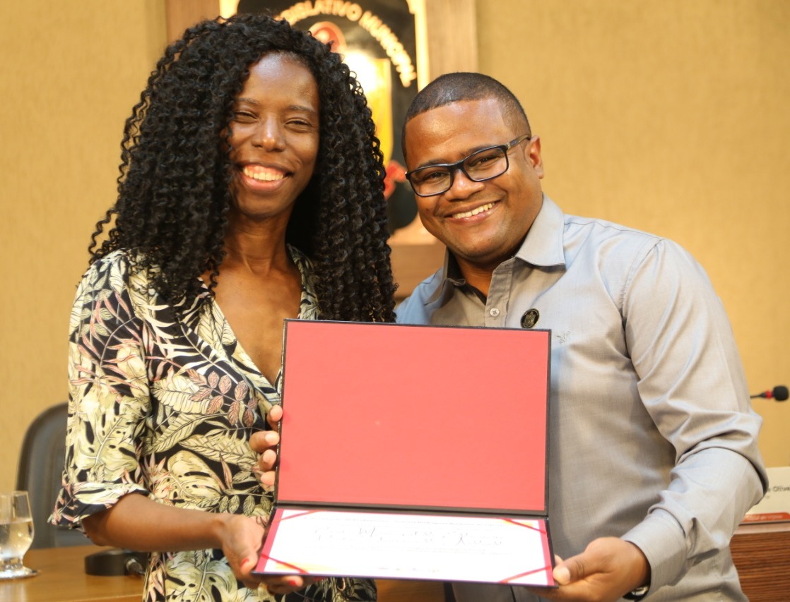 Entrega de certificado à Adriane Pinheiro, Diretora do Centro Municipal Dr. Januário de Andrade.