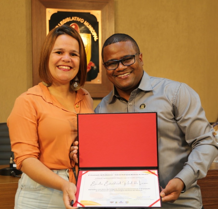 Entrega de certificado à Graziele Vieira, Diretora da Escola Estadual Raul de Leoni.
