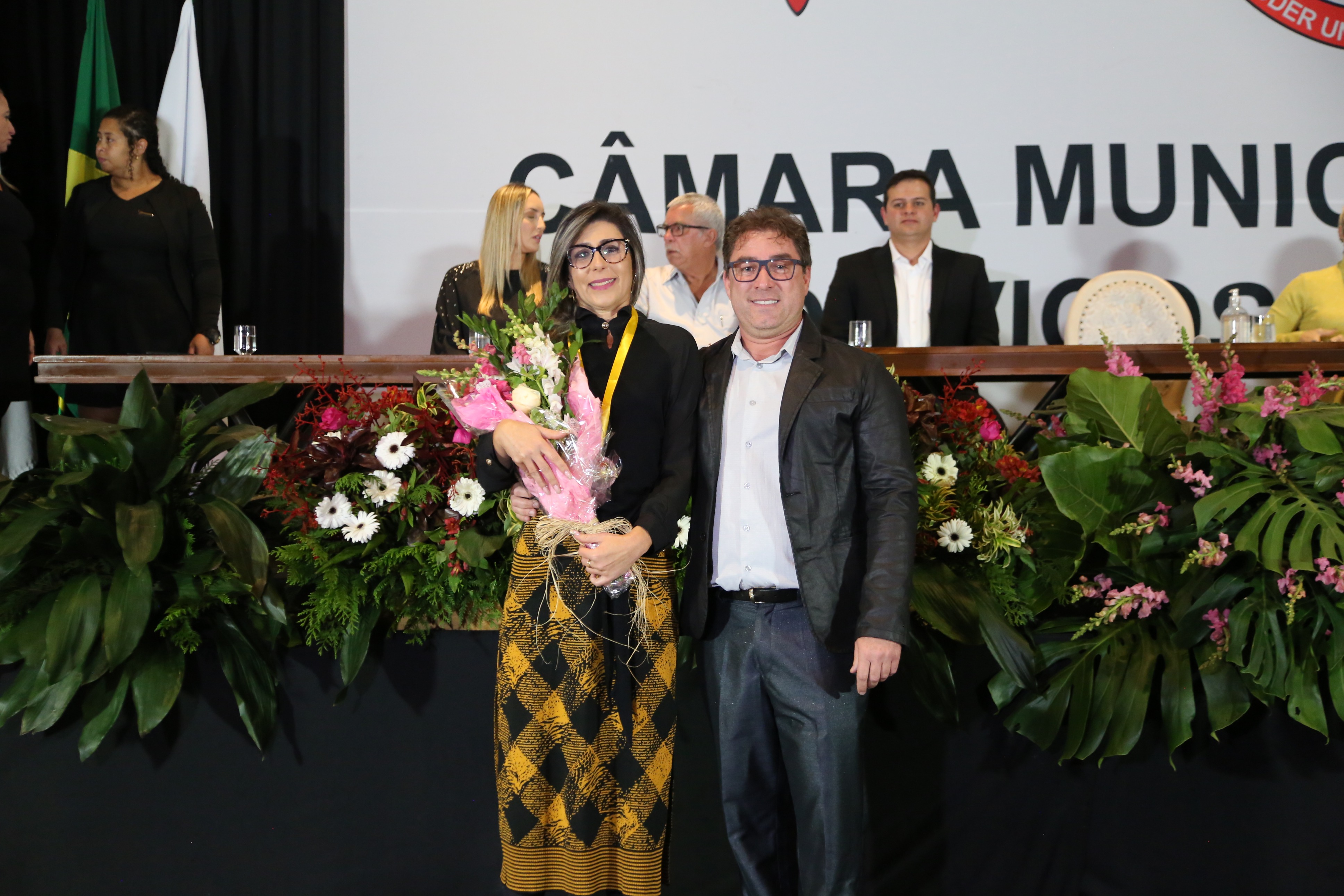 Presidente da Câmara Municipal de Viçosa, Vereador Edenilson Oliveira (PSD), junto da sua homenageada Láyza Said Bernardes