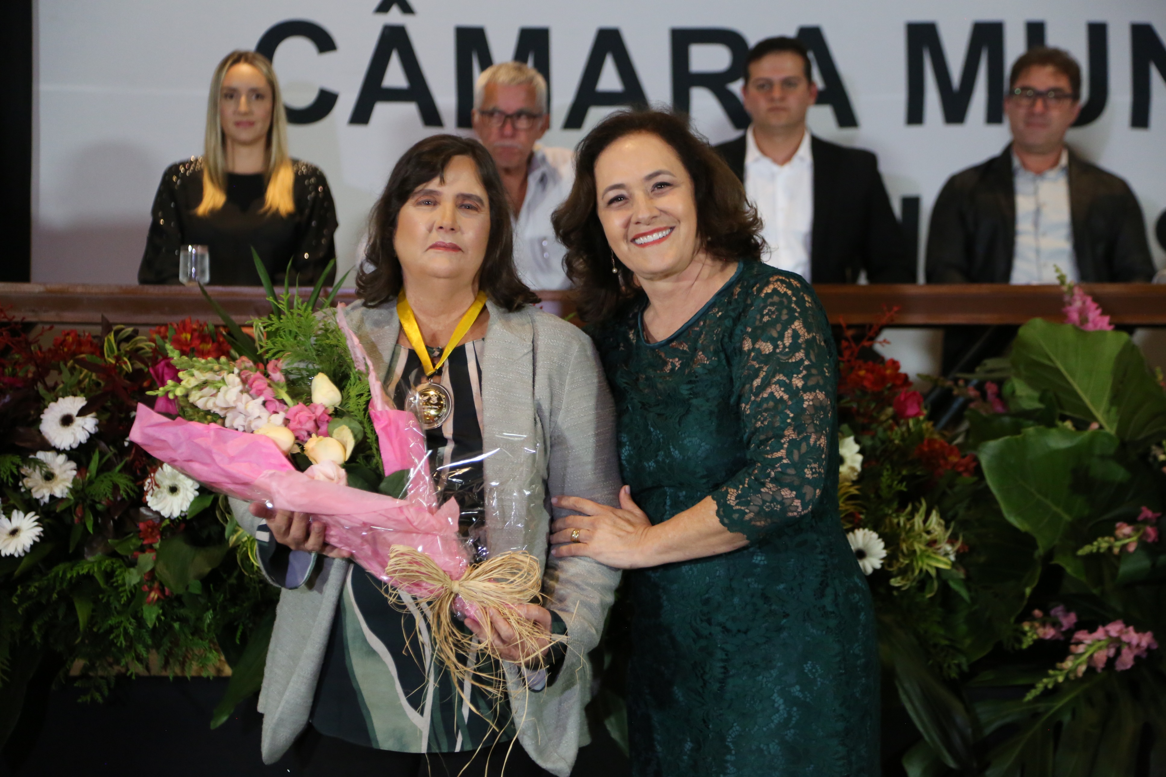 Vereadora Vanja Honorina (PSD), junto de sua homenageada Maria do Carmo Pinto Fernandes Messias