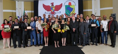 Parlamentares junto aos seus Homenageados