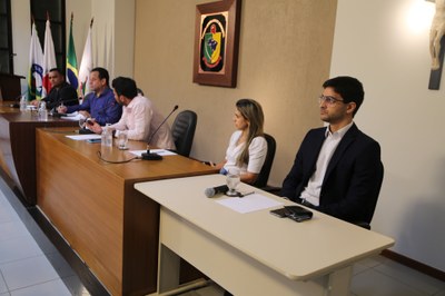 Mesa Diretora composta pelo Vereador Gilberto Brandão (AVANTE), Rainério Fontes, Secretário Municipal de Saúde; Dévola Gouveia, Gerente de Departamento de redes de Atenção à Saúde; Lucas Sathler, Procurador da Saúde além do Vereador Robson Souza (Cidadania), que sentou ao lado de Gilberto.