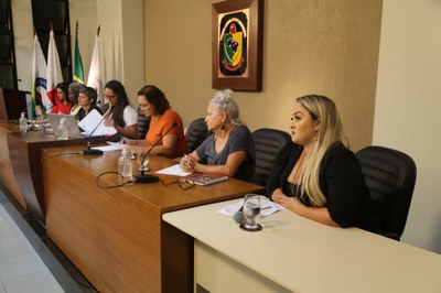 Mesa Diretora composta pelas Vereadoras Jamille Gomes (PT), Marly Coelho (PSC), Vanja Honorina (PSD), Maria de Fátima Lopes, Presidente do Conselho Municipal dos Direitos da Mulher; Terezinha de Jesus, membro da UNEGRO (União de Negros pela Igualdade); Paula Dornelas, representante do Movimento de Mulheres Olga Benário e Gabrielle Wakin, Coordenadora Munipal de Politicas para as Mulheres.