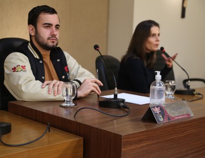 Em destaque o Vereador Daniel Cabral (PCdoB), que presidiu os trabalhos e a Coordenadora da Equipe de Educação Ambiental do Parque do Cristo, Carolina Capanema, doutora em História Ambiental