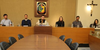 Mesa Diretora Ao centro, o Vereador Daniel Cabral (PCdoB), que presidiu os trabalhos, da esquerda para a direita, Davi Senna, engenheiro Florestal e membro do Programa de Recuperação de Áreas Degradadas e ações de Restauração Ecológicas do Parque do Cristo; Felipe Valente, promotor de Justiça da Comarca de Viçosa; Carolina Capanema, coordenadora da Equipe de Educação Ambiental do Parque e doutora em História Ambiental; Pedro Christo, coordenador da equipe de implementação do Plano de Manejo do Parque do Cristo; e Isa Maria Dias Bastos, diretora do Meio Ambiente da Prefeitura de Viçosa