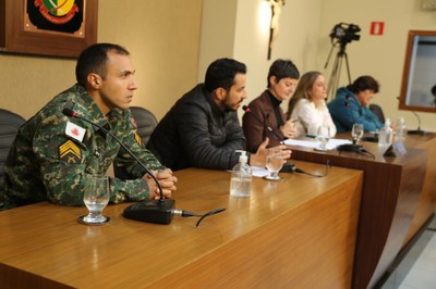 Mesa Diretora dos Trabalhos Ao centro a Vereadora Marly Coelho Januário (PSC), que presidiu os trabalhos, à sua esquerda o Secretário de Saúde, Rainério Fontes; e o Sargento Marum, da Polícia Ambiental; à direita, a Médica Veterinária, Ana Lis Bastos; e a Pró-Reitora de Assuntos Comunitários da Universidade Federal de Viçosa (UFV), Sylvia do Carmo.