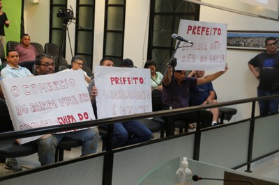 Manifestações no plenário.