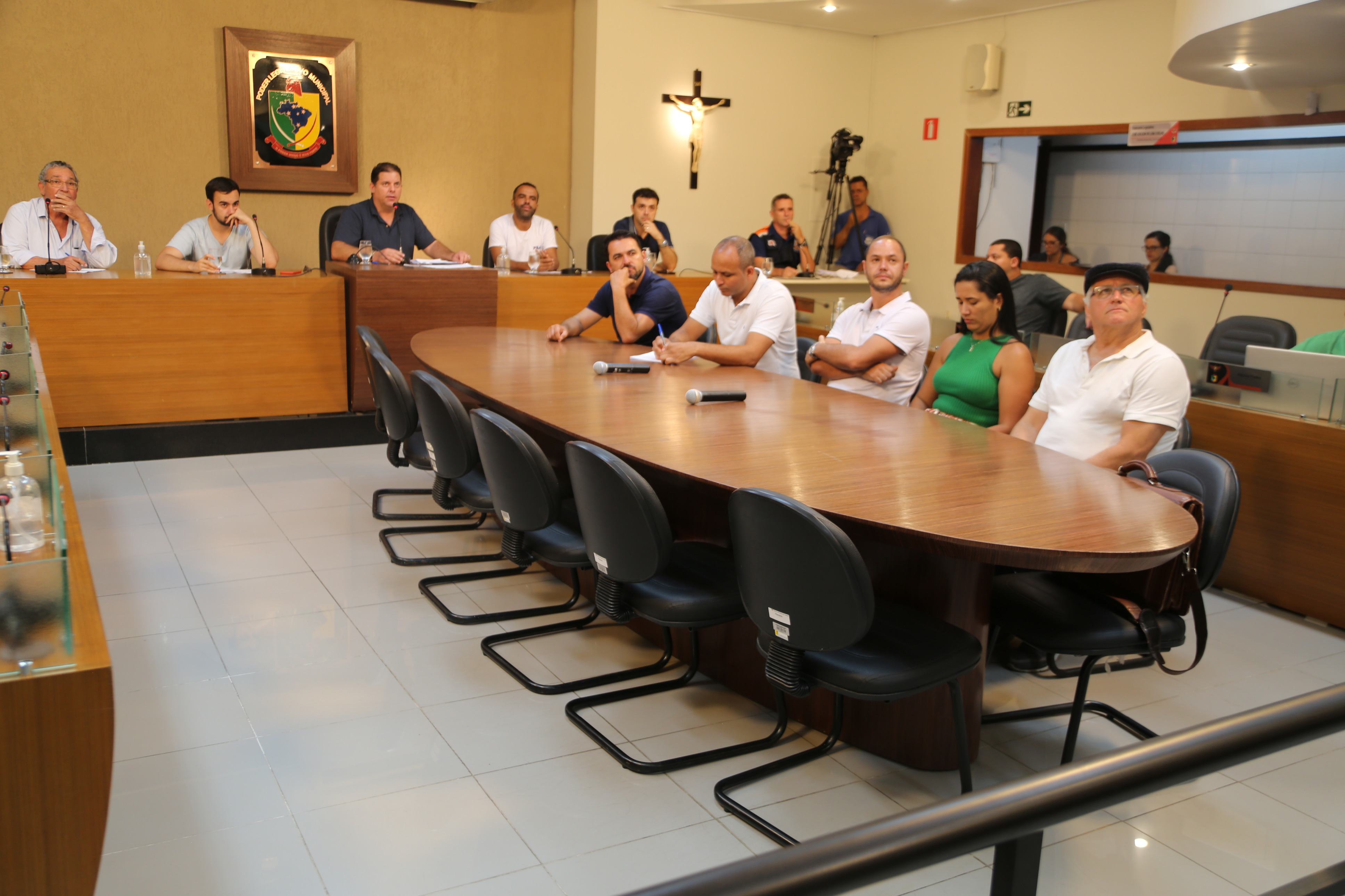 Mesa Central composta pelo ex-Vereador Geraldo Deusdedit, atual secretário de Agropecuária e Desenvolvimento Rural; André Luis Silva, chefe do Departamento de Fiscalização de Obras e Pavimentação; Gustavo Santos, diretor de manutenção; Aline Castro, responsável pela Licitação do Setor de Obras e o Professor Enivaldo Minette, Engenheiro Civil que apoia o Setor de Obras Municipal.