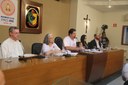 Mesa Diretora Ao centro, o Vereador Sérgio, que dirigiu os trabalhos; à direita, a advogada Andréia de Melo, o advogado Omar Gilson de Moura e o Pastor Pedro Paulo da Silva; à esquerda, a professora Marinês Guerreiro e o Padre Paulo Quintão Dionê.
