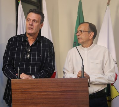 Padre Paulo Nobre e o Pastor Geraldo da Silva em momento de oração, iniciando a sessão.