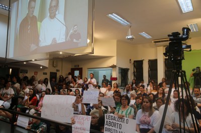 Plenário com manifestação popular