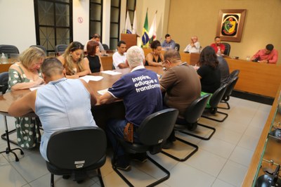 Mesa Central com a presença da Presidente do Conselho Tutelar, Márcia de Oliveira; da representante da Associação de Pais e Amigos dos Excepcionais (APAE), Rita de Cássia; da representante da Secretaria Municipal de Educação, Lívia Santana; da Psicóloga Zélia Albernaz; do Advogado Rodrigo Rodrigues; do Pró-Reitor Acadêmico da Univiçosa, Professor Per Christian Braathen; do representante do Conselho, Israel Rosa; da Advogada Amanda Barbosa; da Coordenadora do Grupo de Apoios às Famílias com TEA (AlcaTEA ), Marlene Moreira e da representante da Associação de Autistas, Pais de Autistas e Neurodivergentes (ASPEN), Paula Trindade.