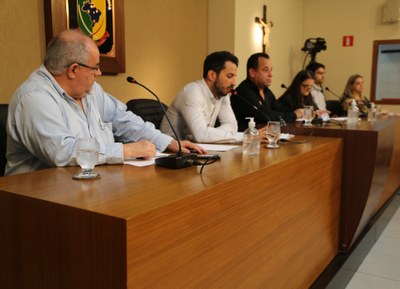 Mesa Diretora dos Trabalhos  Ao centro o Vereador Gilberto Brandão (AVANTE), autor do Requerimento que solicitou a sessão; (e da esquerda para a direita) o Presidente da Fundação Assistencial Viçosense (HSJB), Joaquim Andrade Neto; o Secretário Municipal de Saúde, Rainério Rodrigues Fontes; a Diretora Administrativa do Hospital São Sebastião, Idalmara Gandra; o Procurador-Chefe da Área de Saúde da Prefeitura de Viçosa, Lucas Soares Sathler; e a Assessora Especial da Área de Saúde da Universidade Federal de Viçosa (UFV), Marisa Dibbern Lopes Correia