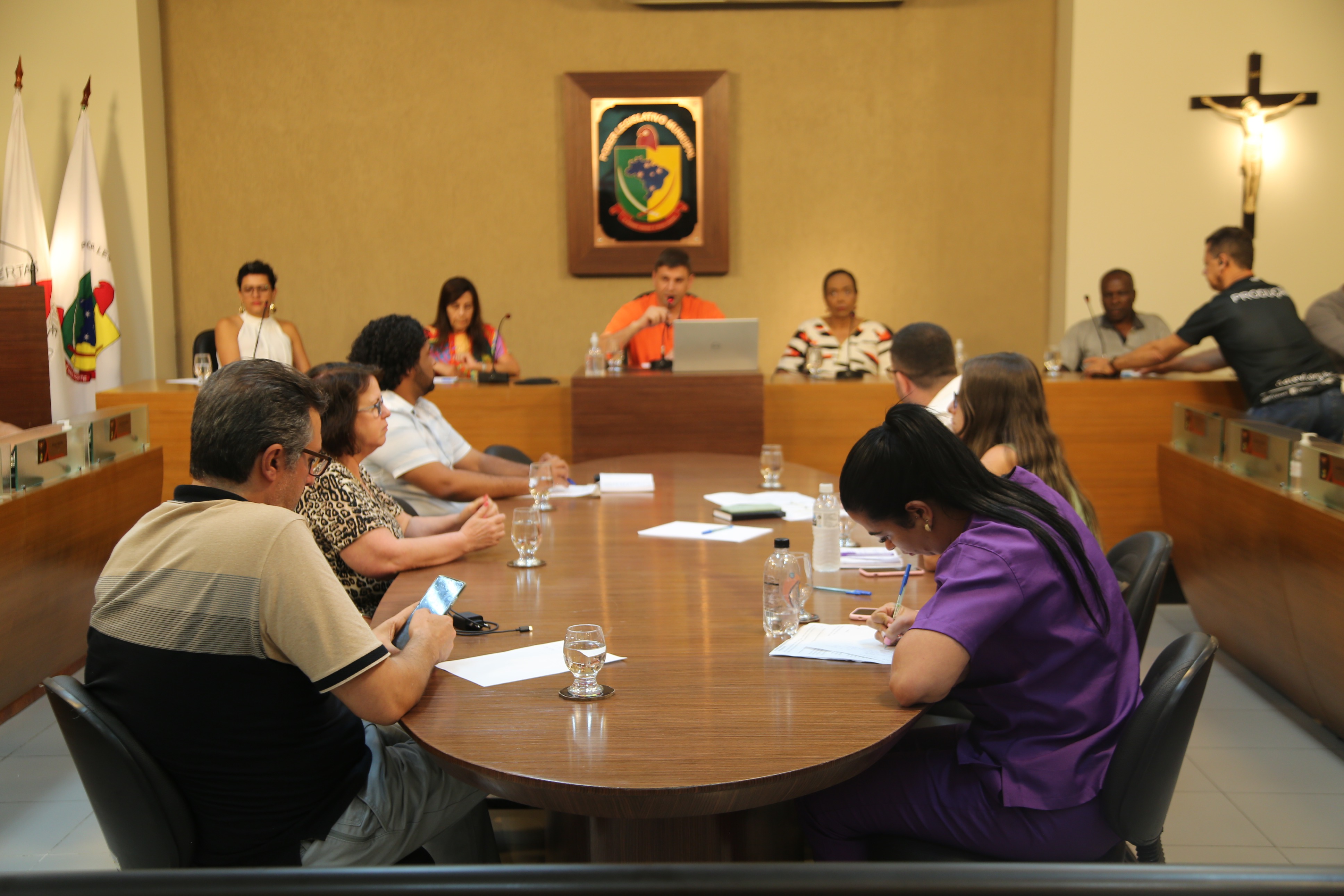 Compondo a Mesa Central, estiveram presentes, os representantes do Lar dos Velhinhos, Gustavo Sobrinho, Jérsica Bittencourt, Keilihane Torres, Pedro Cedrola; Rodrigo Bicalho, diretor da Casa do Empresário; e Vera Fialho, responsável pelo Conselho da Secretaria de Assistência Social do Município.