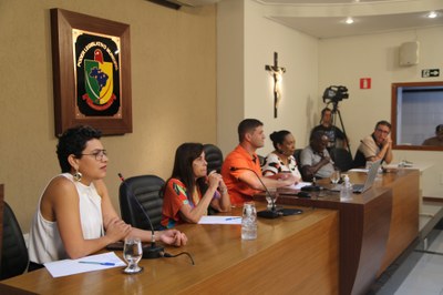 Mesa Diretora Ao centro o Vereador Marcos Fialho, (da esquerda para a direita) Aline Abreu, vice-presidente do Lar dos Velhinhos; Vera Saraiva, secretaria municipal de Assistência Social, e ex-presidente da Casa Legislativa; Sheila Balbino, presidente do Lar dos Velhinhos; José Bruno Ferreira, presidente do Parlamento do Idoso, projeto da Câmara de Viçosa;