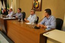 Mesa Diretora  Ao centro, Vereador Edenilson, que dirigiu os trabalhos  à esquerda, o Deputado Estadual Ioannis Konstantinos (Grego) (PMN); e o diretor administrativo do Hospital São Sebastião (HSS), Ronaldo Oliveira,; à direita, o Diretor Administrativo do Hospital do Câncer de Muriaé da Fundação Cristiano Varella, Sérgio Henriques; e o diretor administrativo Hospital São João Batista (HSJB), Belmiro Filho.