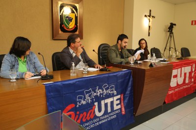 Mesa Diretora dos trabalhos  Vereador Daniel Cabral (PCdoB); à direita, a Coordenadora Geral do Sind-UTE (Sindicato Único dos Trabalhadores em Educação) em Viçosa, Rosa Maria Reis; à esquerda, a Presidente do Sindicato de Servidores Públicos Municipais de Viçosa (SINFUP), Maria Aparecida de Paiva Torres e o Diretor Geral do Instituto de Previdência Municipal dos Servidores Públicos de Viçosa (IPREVI), Edivaldo Antônio da Silva Araújo