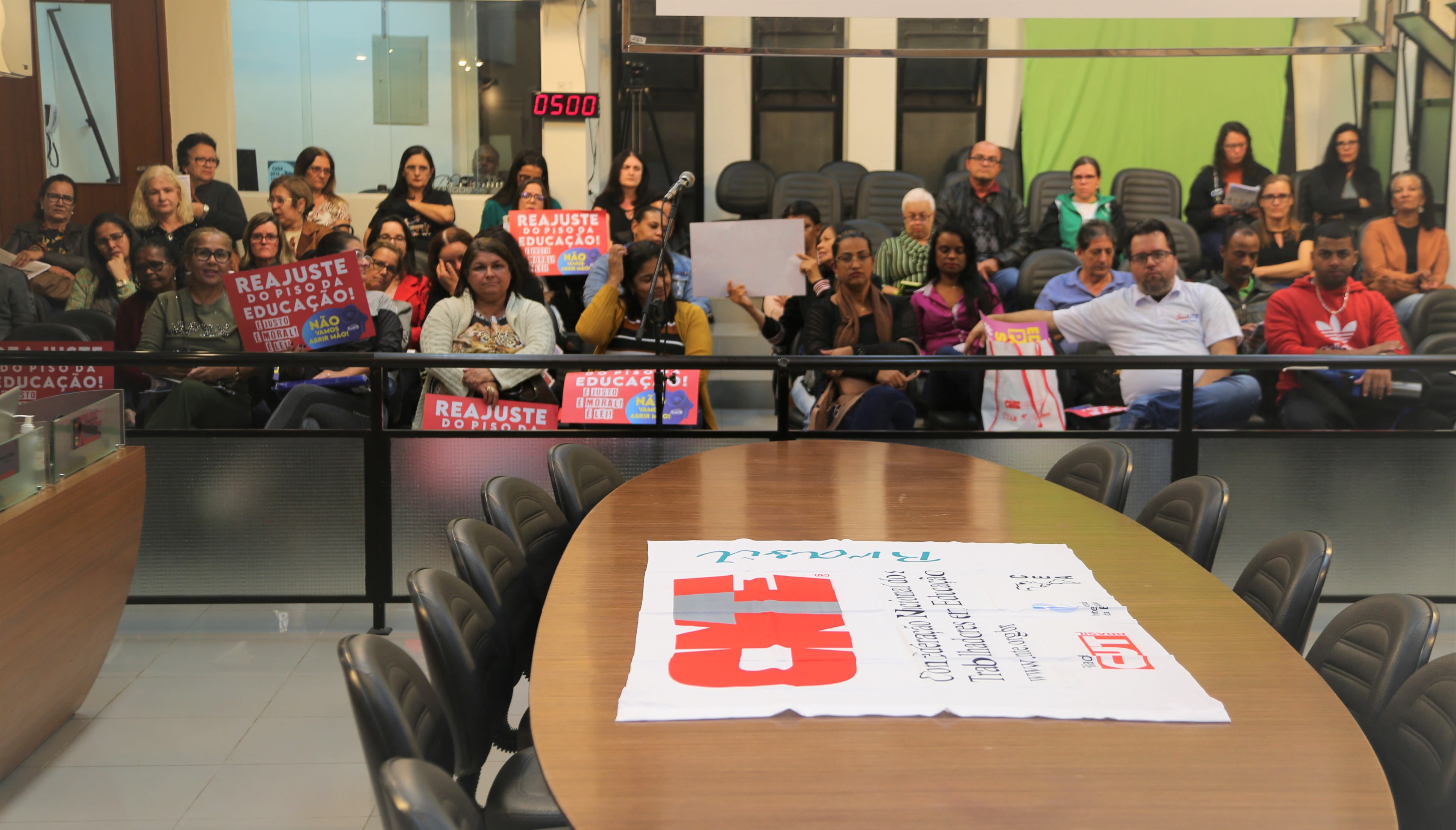Plenário com manifestação popular