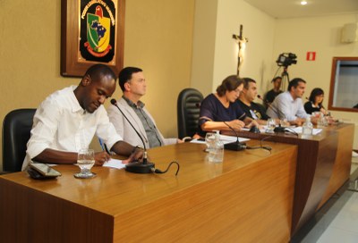 Mesa Diretora  Ao lado da Vereadora Vanja, que dirigiu os trabalhos, estiveram Eduardo Brustolini, diretor-presidente do SAAE; Said Aad Santana, assistente técnico do Instituto Universo Cidadão; Randolpho Martino, advogado da Câmara de Viçosa; Maxmiler Ferreira de Castro, engenheiro Ambiental e diretor de Limpeza do Município; e Bianca Lima Costa, professora e representante do Fórum Municipal Lixo e Cidadania.