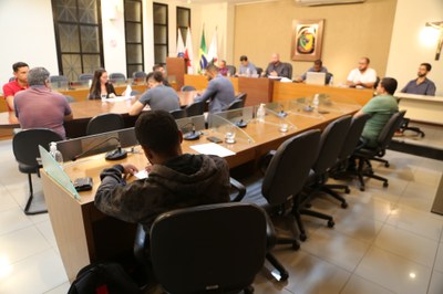 A Mesa Central se completou com a presença do Coordenador de Regulamentação de Transporte, Hebert Alexandre Ribas; o Proprietário da Empresa Click Boy e Motoboy, Gabriel Fialho; o Representante dos Motoboys, Jomar Vieira Presmic; a Representante do ‘Rota 31’, aplicativo que prestaria o serviço, Kattzany Bellico; O Diretor Executivo da Cooperativa de Transporte de Passageiros e Transporte por Aplicativo de Viçosa e região (COOPTRA), Cristiano Santana, e o Vice-Presidente do Sindicato dos motoristas de Ponte Nova, Virgílio Ferreira. Além disso, os vereadores Marco Cardoso (Marcão Paraíso) (PSDB), Marcos Fialho (sem partido) e Rogério Fontes (Tistu) (sem partido) também marcaram presença na sessão.