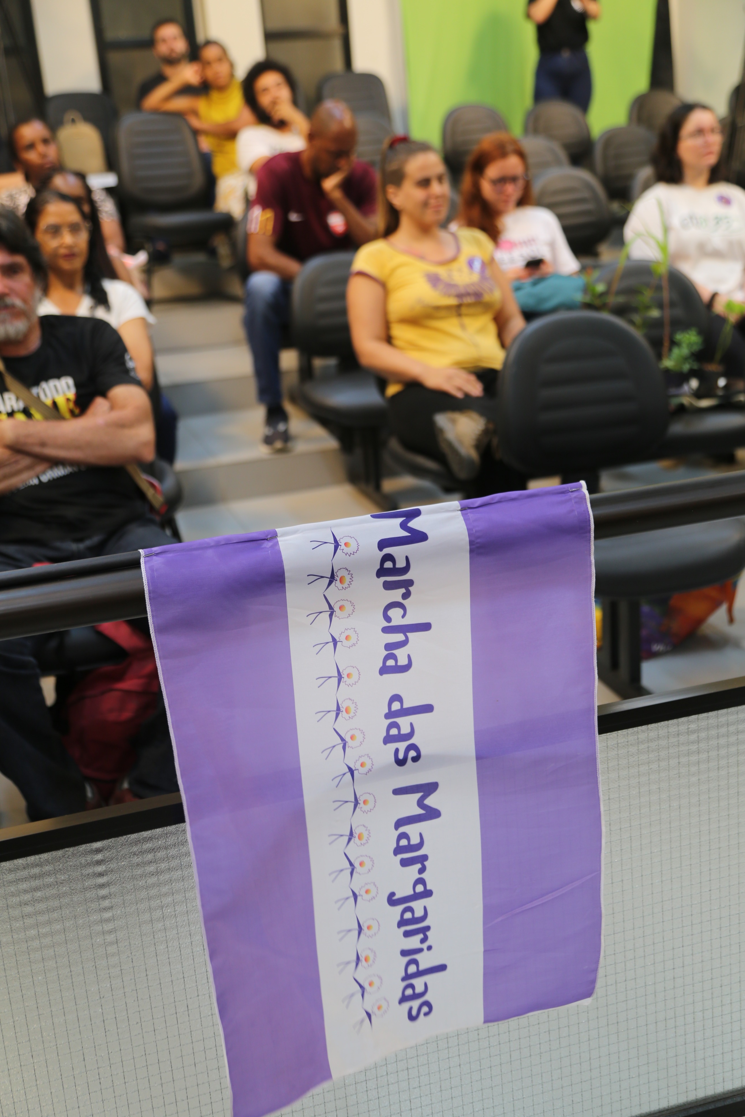 Em destaque, no Plenário, a bandeira da "Marcha das Margaridas"