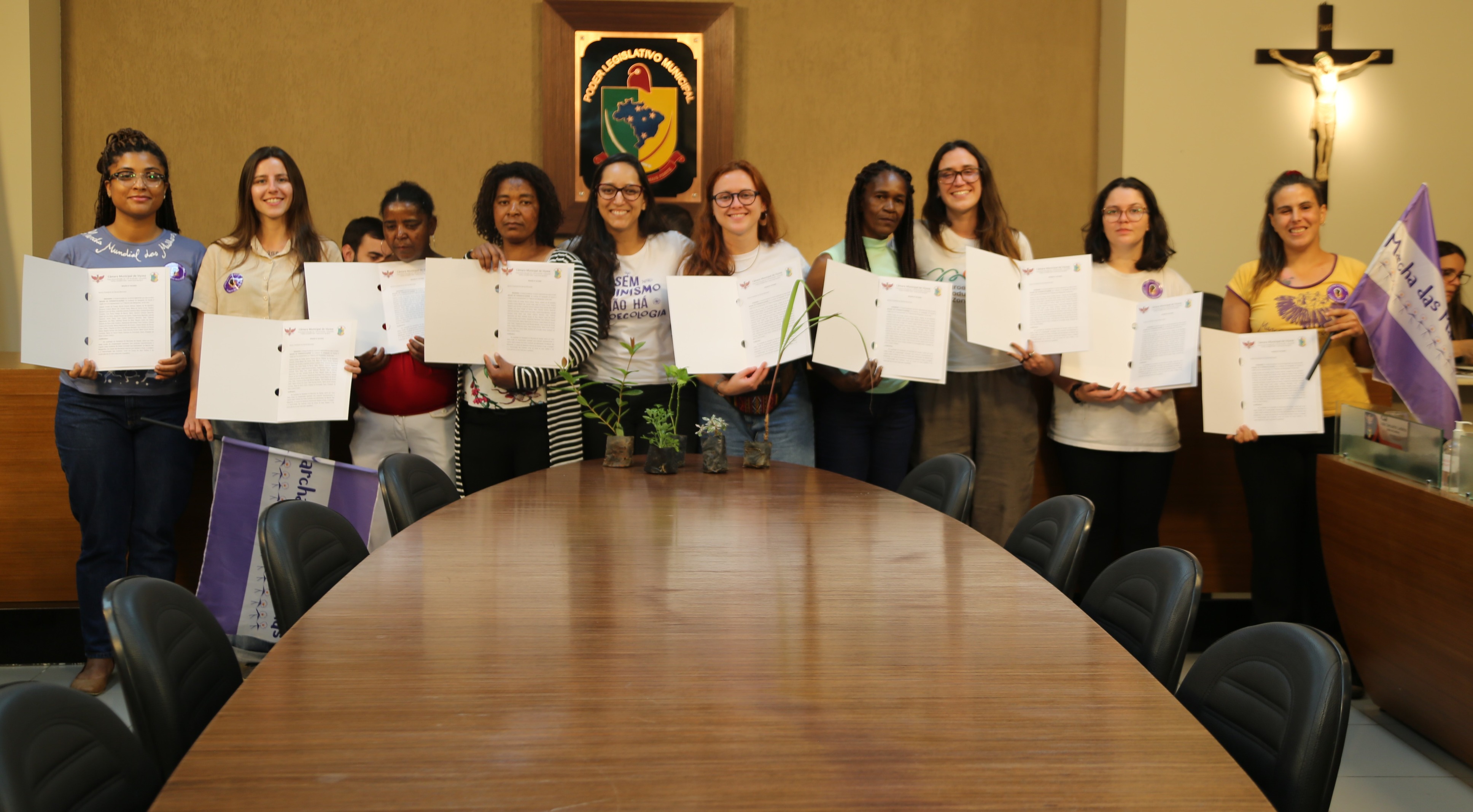Entrega da Moção de Congratulações nº 021/2023, de autoria da Vereadora Jamille Gomes (PT), às mulheres da delegação de Viçosa e região que representaram os municípios na 7ª Marcha das Margaridas