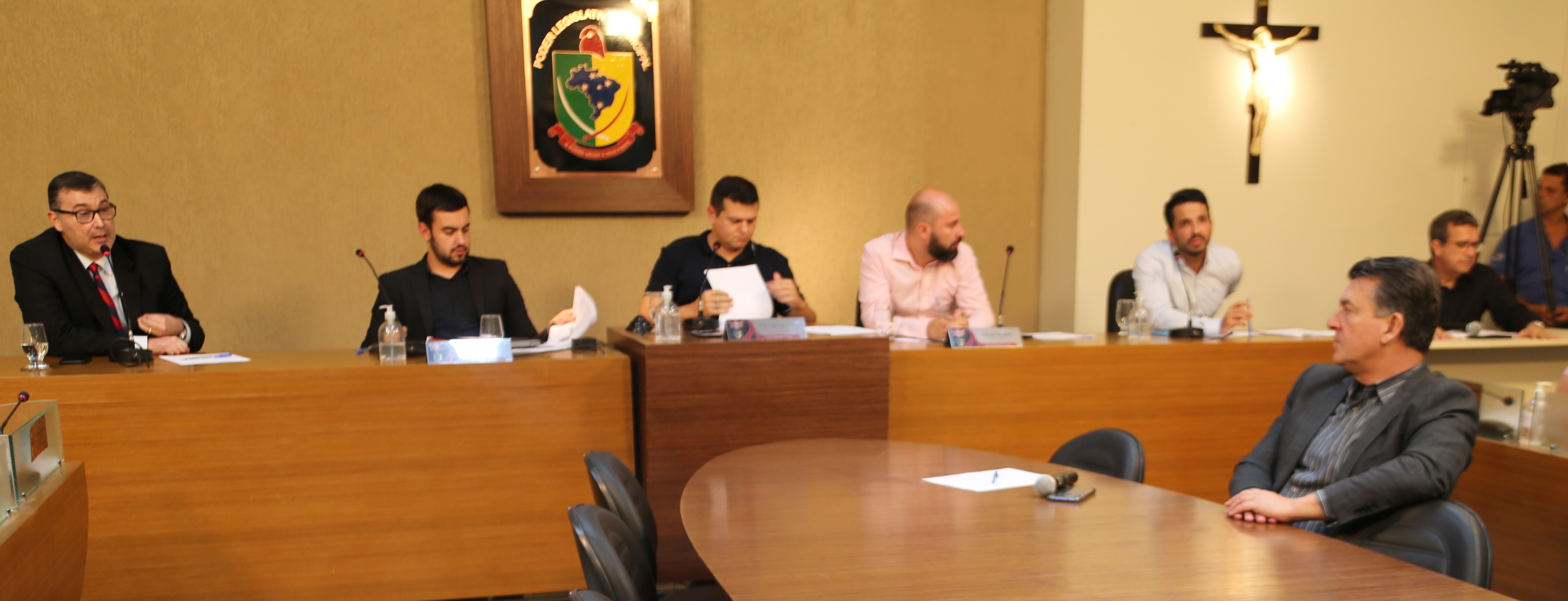 Mesa Diretora com a presença dos convidados, em Pauta: a Saúde Municipal Em primeiro plano, Belmiro Filho, diretor administrativo do HSS Na mesa (da esquerda para a direita): Luis CLáudio Magalhães, promotor de justiça; Daniel Cabral (PCdoB), vice-presidente da Câmara de Viçosa; Rafael Cassimiro (Filho do Zeca do Bar) (PSDB), presidente; Cristiano Gonçalves (Moto Link) (Solidariedade), secretário da Mesa; Rainério Fontes, secretário de Saúde; e Ronaldo Oliveira, diretor administrativo do HSJB