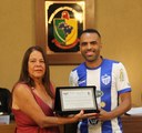 Homenagem à Maria do Carmo Barbosa pelos relevantes serviços prestados na área do esporte.  À direita o Vereador Rogério Fontes (Tistu) (sem partido), que solicita a homenagem, e Maria Aparecida.