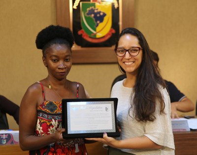Homenagem ao Centro de Tecnologias Alternativas da Zona da Mata (CTA-ZM) pelas contribuições à agricultura familiar e agroecologia.  À direita a Vereadora Jamille Gomes (PT), que solicita a homenagem, e ao lado a Coordenadora Geral do CTA, Aparecida Celestino.