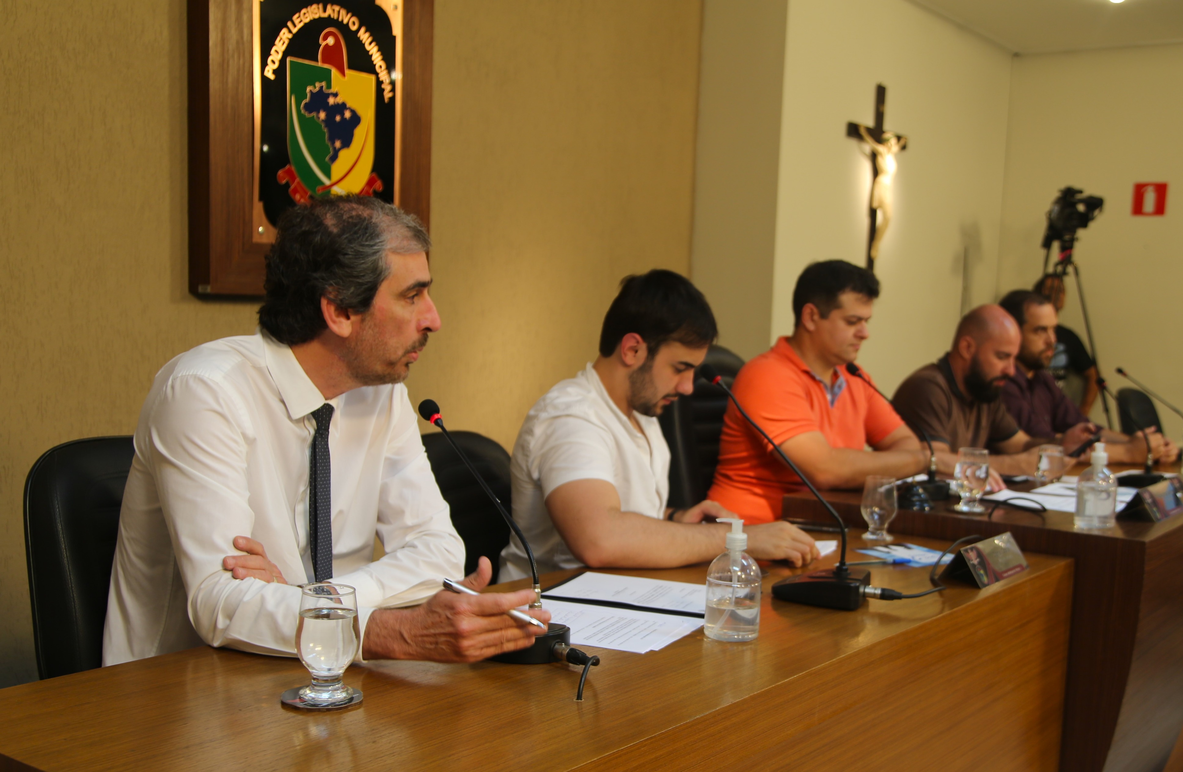 Convidado  Demetrius da Silva, reitor da Universidade Federal de Viçosa (UFV); e o Pró-Reitor de  Assuntos Comunitários, Bruno David Henriques, para falar sobre a possibilidade de implementação de um Hospital Universitário.